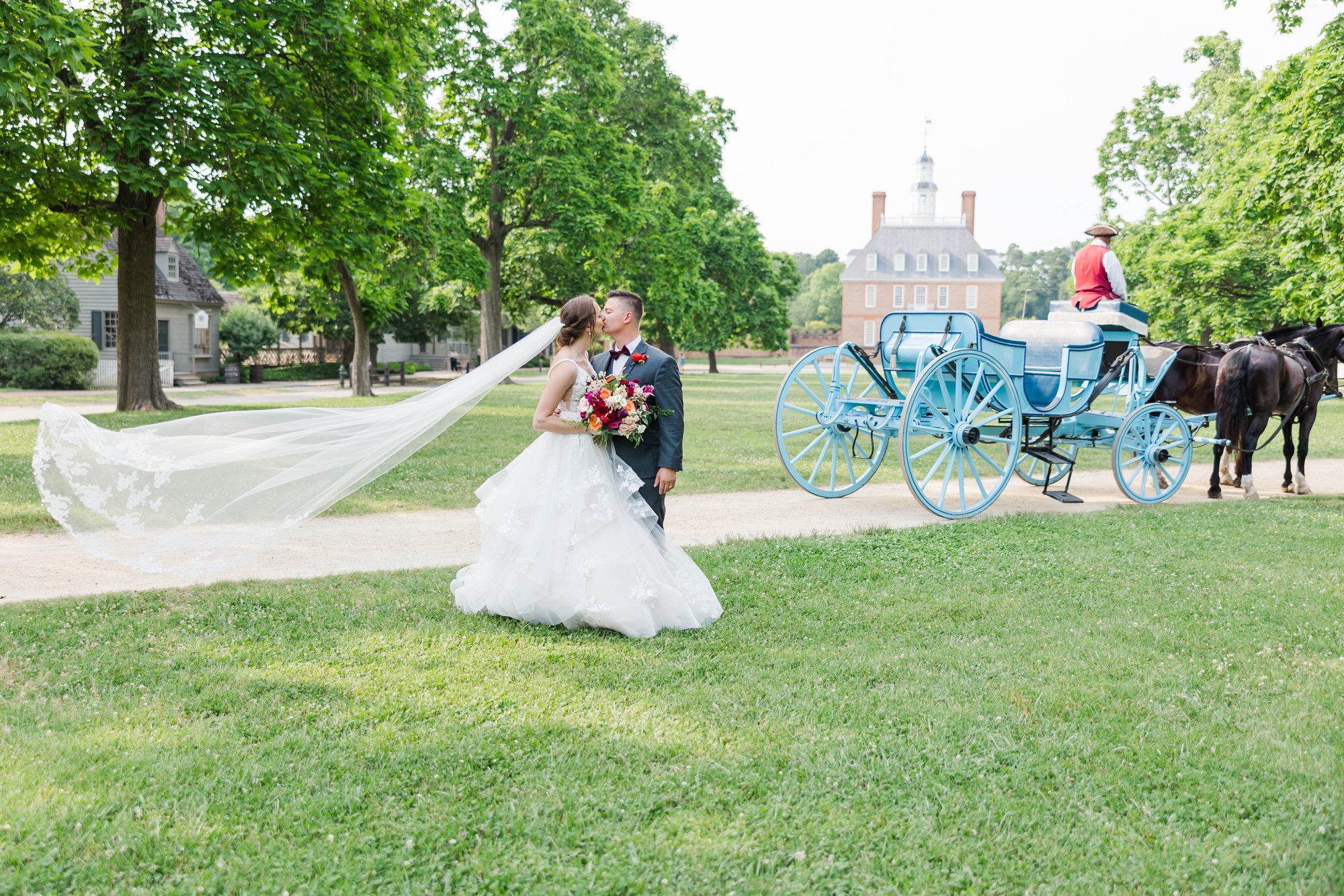 1 - Kissing Couple in front of Palace & Carriage