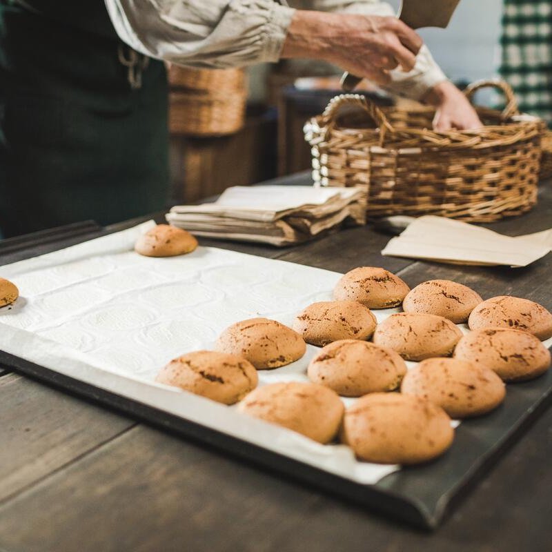 Baking Gingerbread Cookies at Raleigh Tavern Bakery (1)