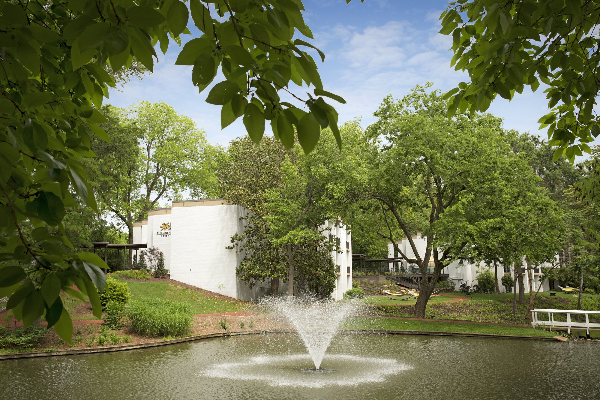 Griffin Hotel Exterior with Fountain