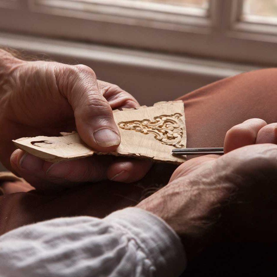 carving-wood-on-knee