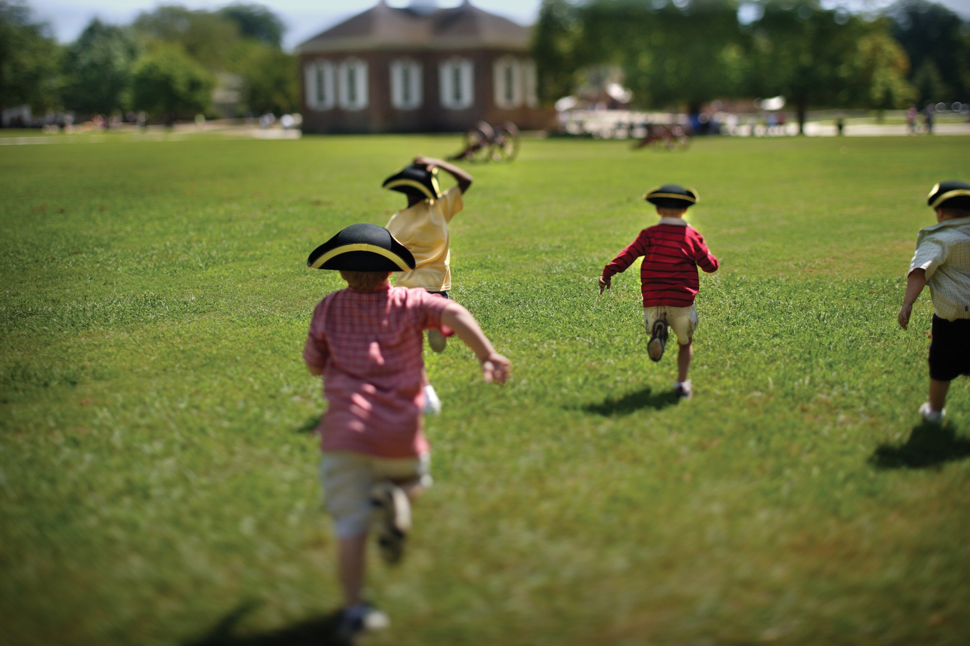 kids-running-behind-courthouse