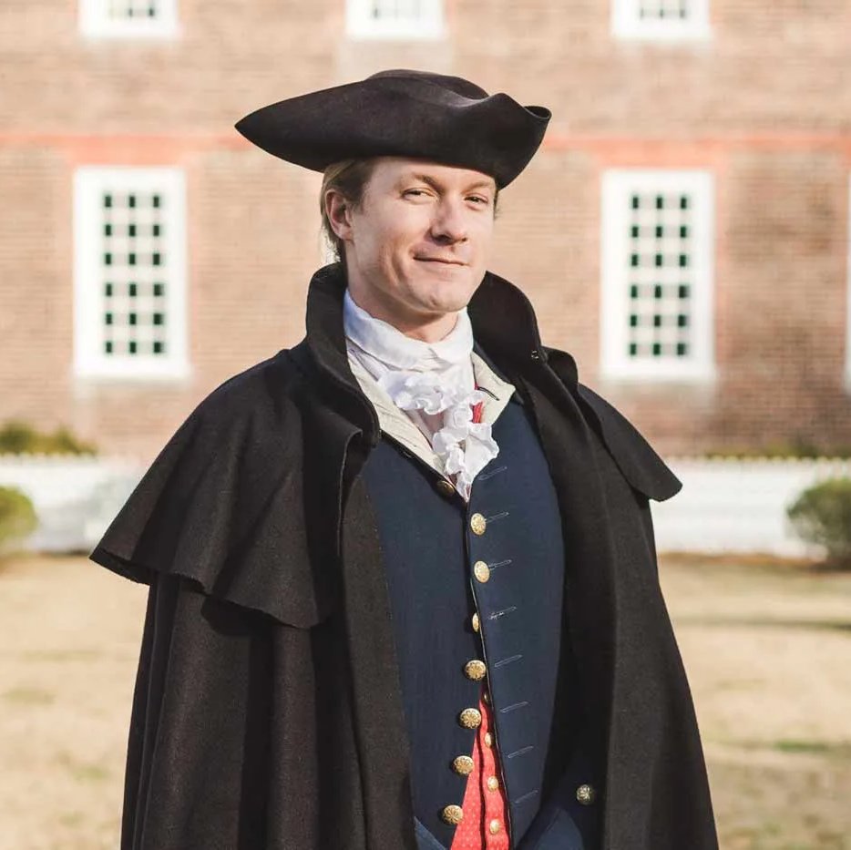 An interpreter dressed as Thomas Jefferson faces forward.